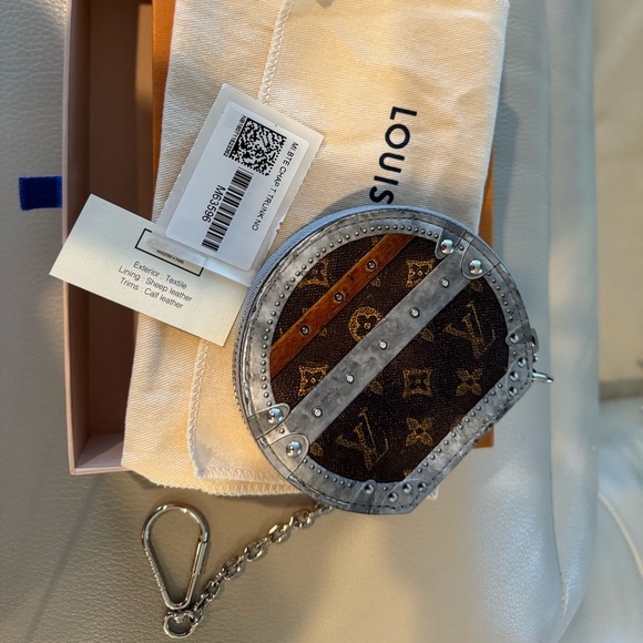 Louis Vuitton - Picture 2 of 4